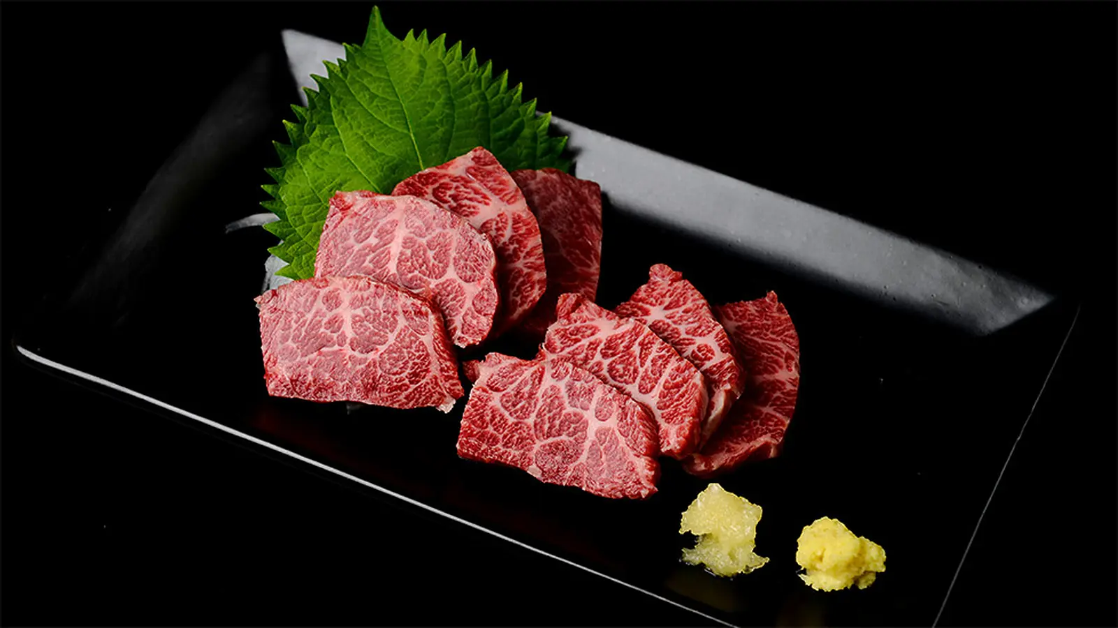 馬刺し醤油と薬味を添えた馬刺しの盛り付け
