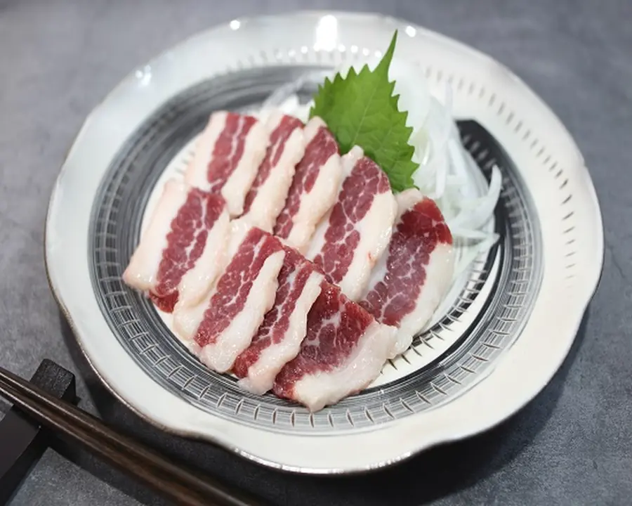 赤身と脂身が層になった国産フタエゴ